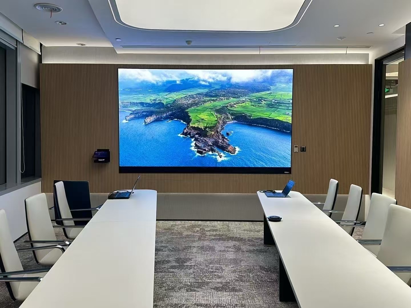 某知名企业会议室无缝大屏